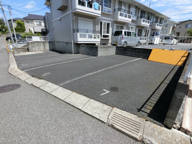 【千葉市中央区松ケ丘町のアパートの駐車場】