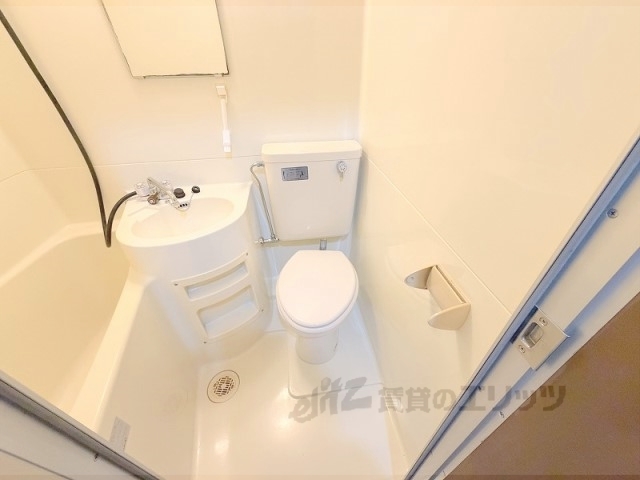 洗面設備　シャワー・鏡・洗面台ついています