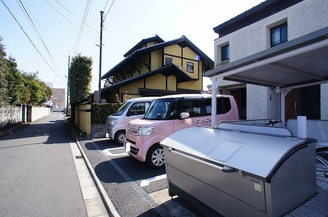 【飯能市八幡町のアパートの駐車場】