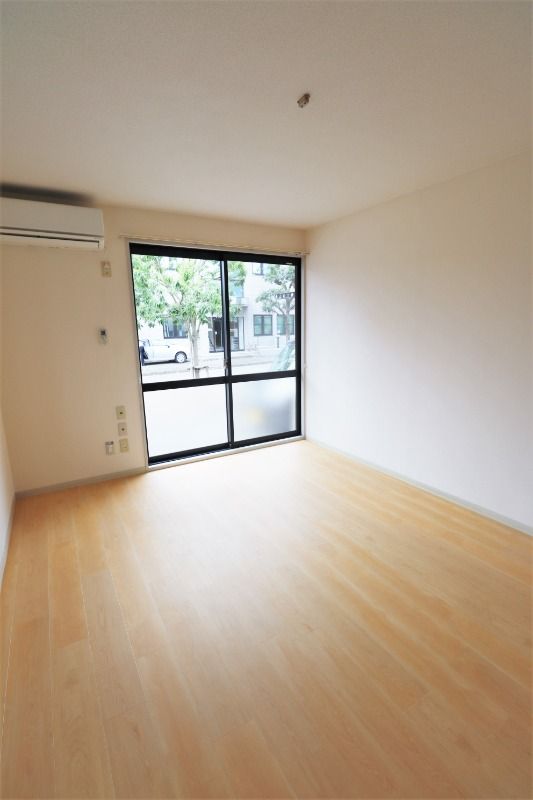 居室・リビング　※別号室の写真となります。