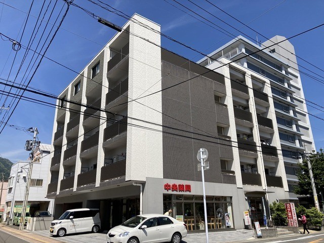 アーバン駅前の外観