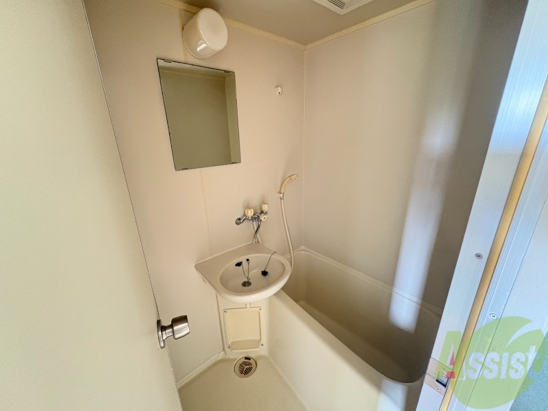 バス・シャワールーム　浴室はシンプル。一人暮らしにはちょうど良いサイズですね。