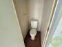 トイレ　トイレはシンプル、タオルを掛けるところがあります。