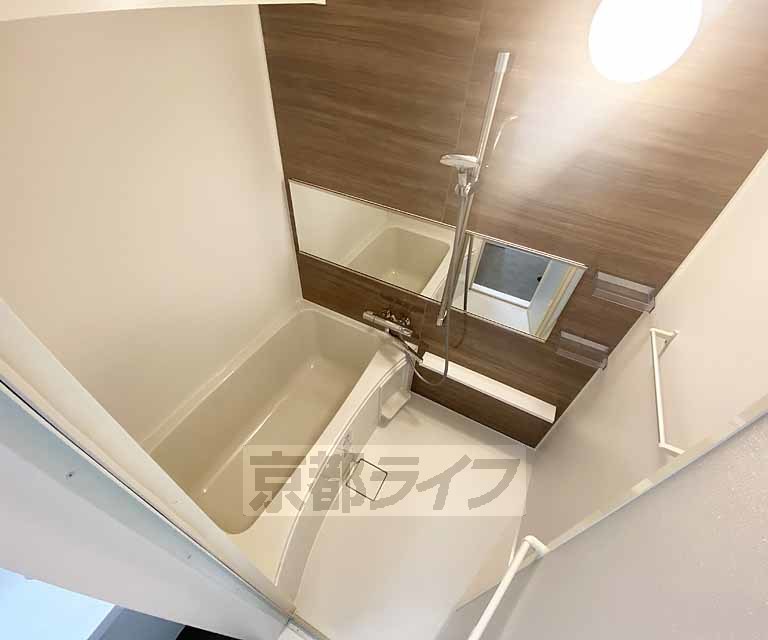 バス・シャワールーム　清潔感のあるバスルームです。