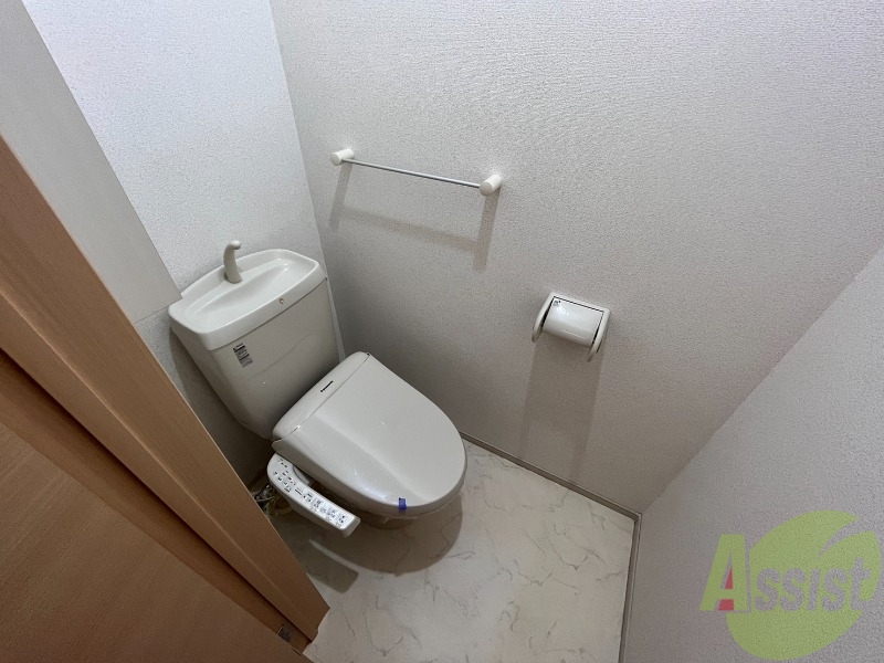 トイレ　ウォシュレット機能がついたトイレです。安心して使用できますね