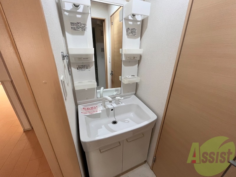 洗面設備　独立洗面台になっているので忙しい朝もばっちりですね。