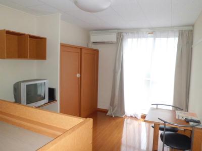 居室・リビング　居室は白と木目の美しいコントラスト。