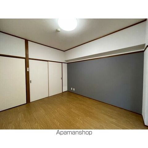コスモクイーン富田町の居間写真