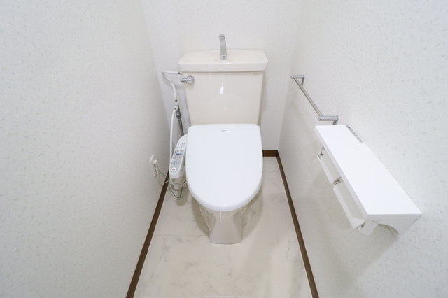 トイレ　温水洗浄暖房便座