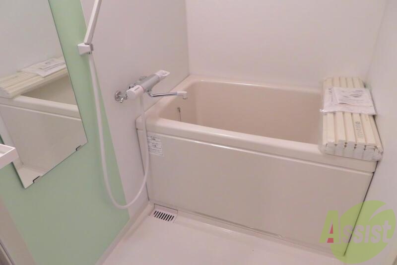 バス・シャワールーム　お風呂はシンプルですが、バス・トイレ別でゆっくりできます。