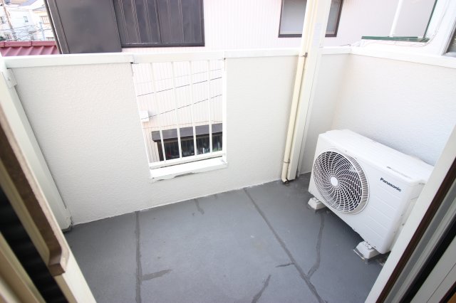 バルコニー　ひさし付きで便利なバルコニー