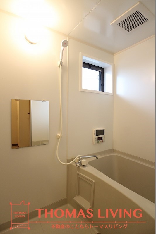 バス・シャワールーム　小窓があり、換気がしやすいです。