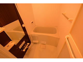 バス・シャワールーム　浴室乾燥・追い焚き機能付きで便利なバスルーム♪