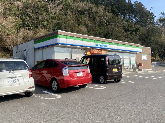 コンビニ　ファミリーマート　唐津佐志店（コンビニ）まで800m