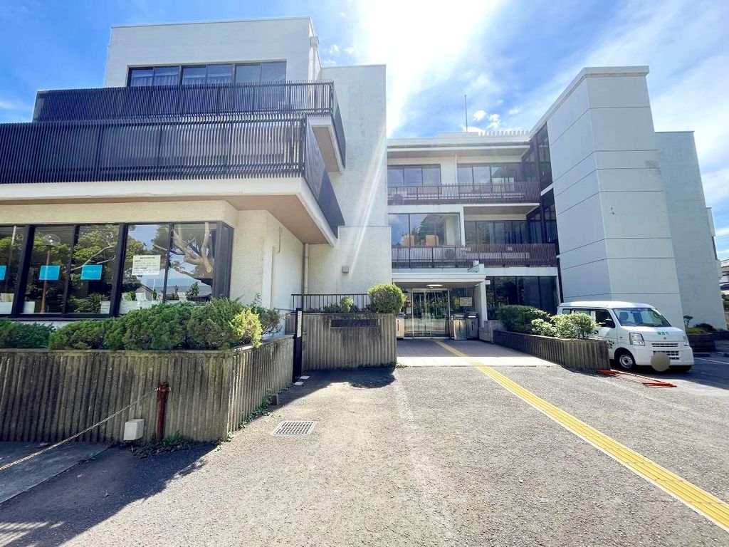 図書館　鎌倉市中央図書館（図書館）まで900m