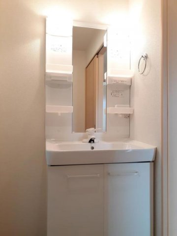 洗面設備　明るい洗面所です