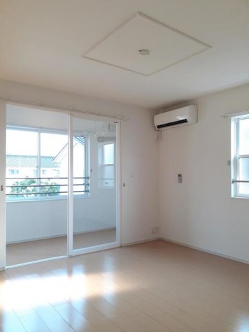 居室・リビング　こちらの居間で趣味の時間をお楽しみください