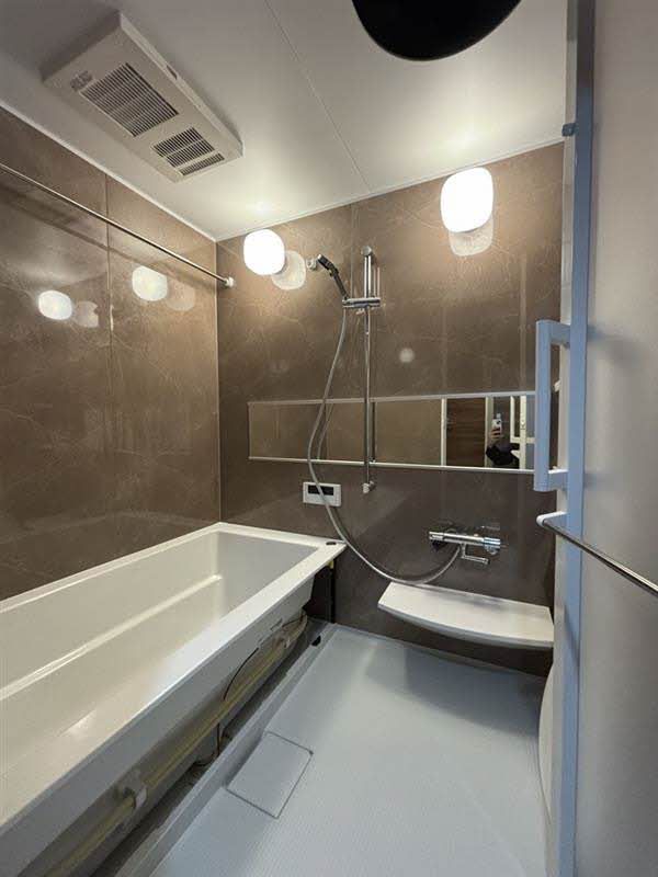 バス・シャワールーム　大きな鏡を取り入れており、心地よいリラックス空間が広がる浴…