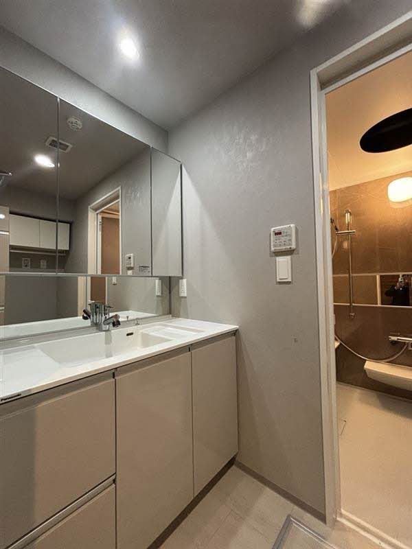 洗面設備　清潔感あふれる洗面台で、化粧品や洗面用具をすっきりと収納で…