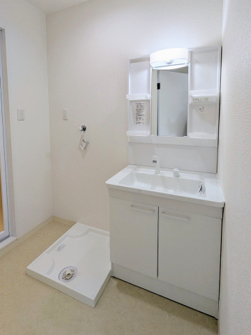 洗面設備　洗面化粧台と洗濯機置き場