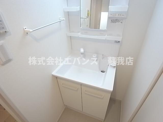 洗面設備　独立洗面台、小物を置くことができて便利です