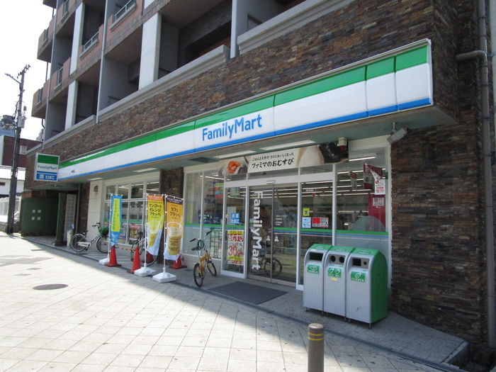 コンビニ　ファミリーマート（コンビニ）まで107m