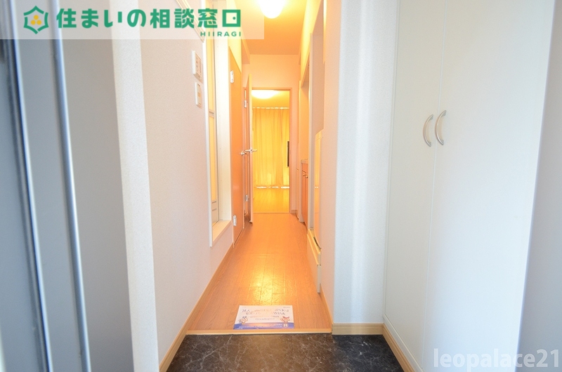 玄関　同タイプ物件の写真です。