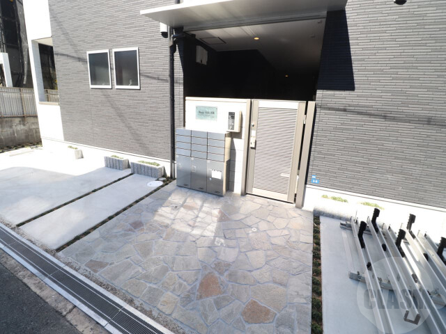 エントランス　オートロック付きで防犯面も安心です