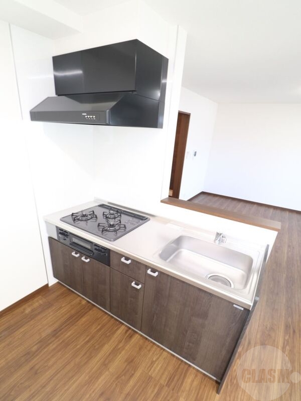 キッチン　３口コンロのシステムキッチンでお料理も捗ります