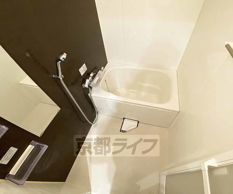 バス・シャワールーム　ゆったり浸かれるお風呂です。