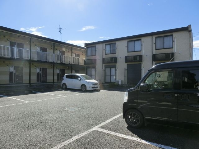 建物外観　目の前が駐車場で圧迫感ありませんね