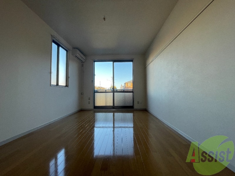 居室・リビング　日当たり良好のリビングルームで過ごしやすそうです。