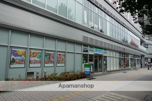 コンビニ　ファミリーマート（コンビニ）まで318m