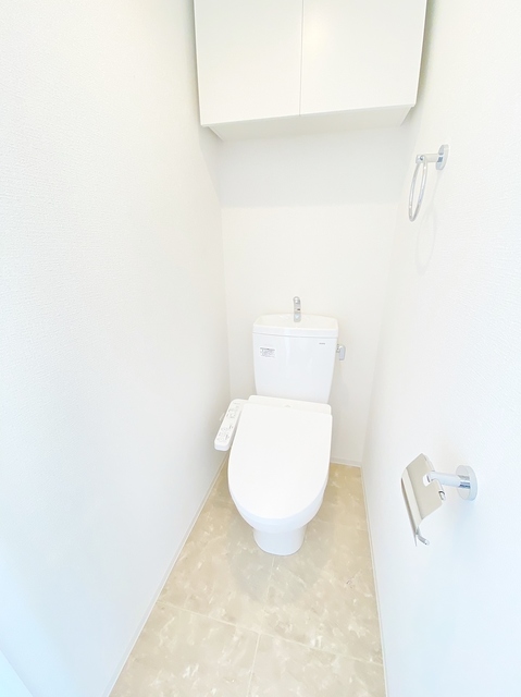 トイレ　トイレ収納・暖房便座付きシャワートイレ