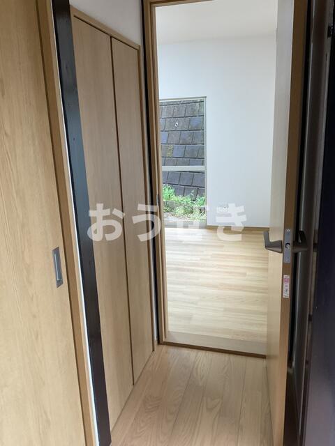 玄関　１階廊下収納