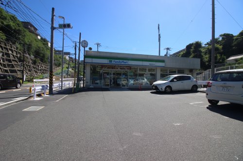 コンビニ　ファミリーマート横須賀光風台店（コンビニ）まで798m