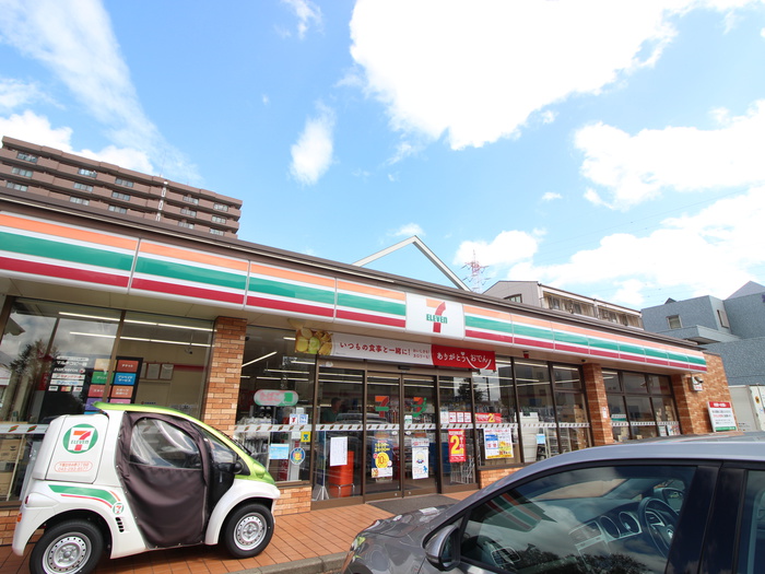 コンビニ　セブンイレブン（コンビニ）まで181m