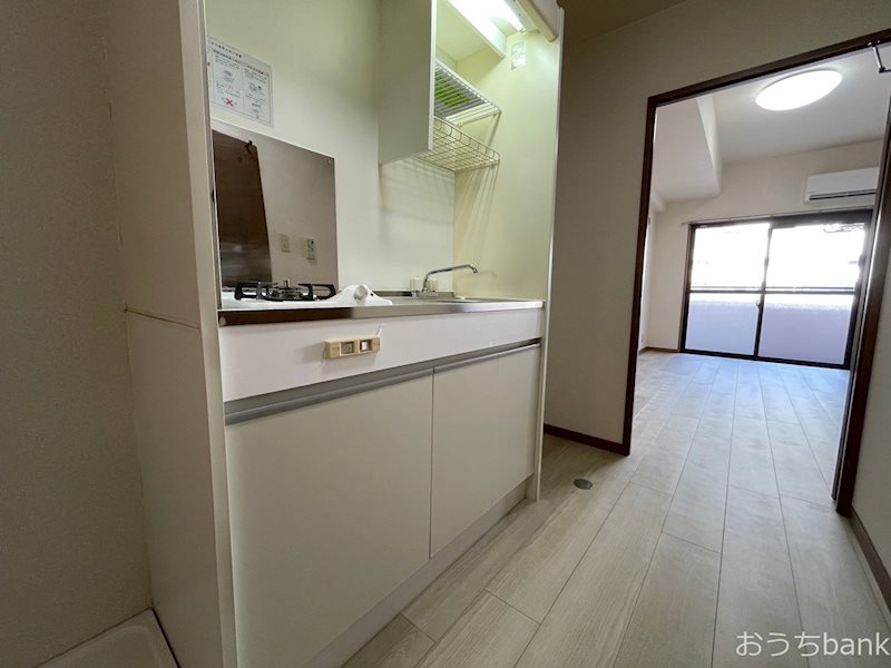 キッチン　白を基調としたキッチンは清潔感があって良いですね。