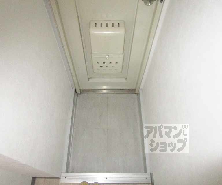 玄関　１０４号室の写真です。