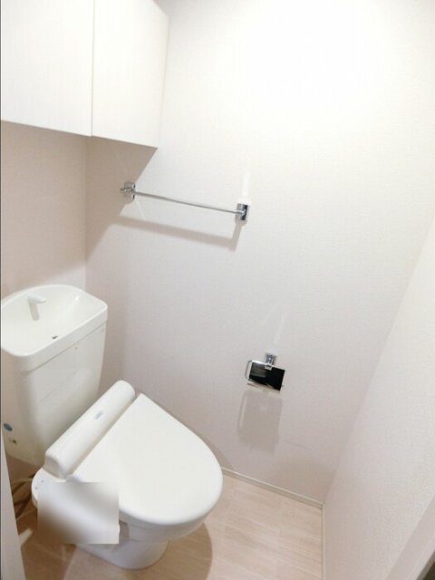 トイレ　同物件別号室の写真です。