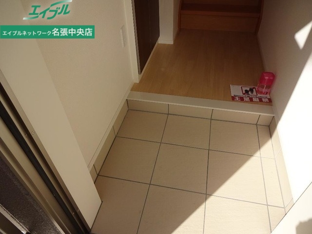 玄関　同物件別室反転タイプ画像