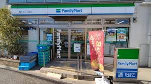 コンビニ　ファミリーマート幡ヶ谷三丁目店（コンビニ）まで389m