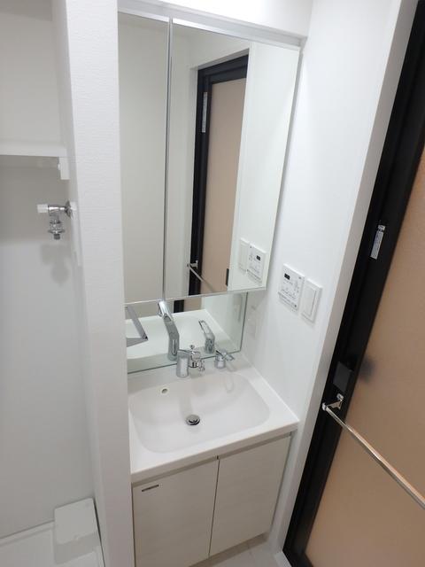 洗面設備　独立洗面台、小物を置くことができて便利です