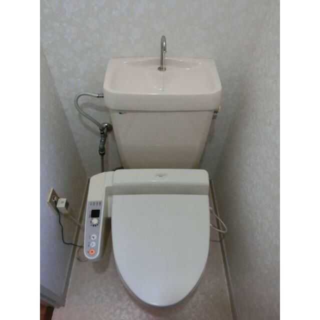 トイレ　温水洗浄便座。