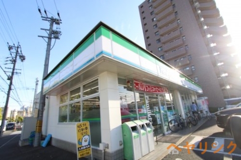 コンビニ　ファミリーマート名西二丁目店（コンビニ）まで422m
