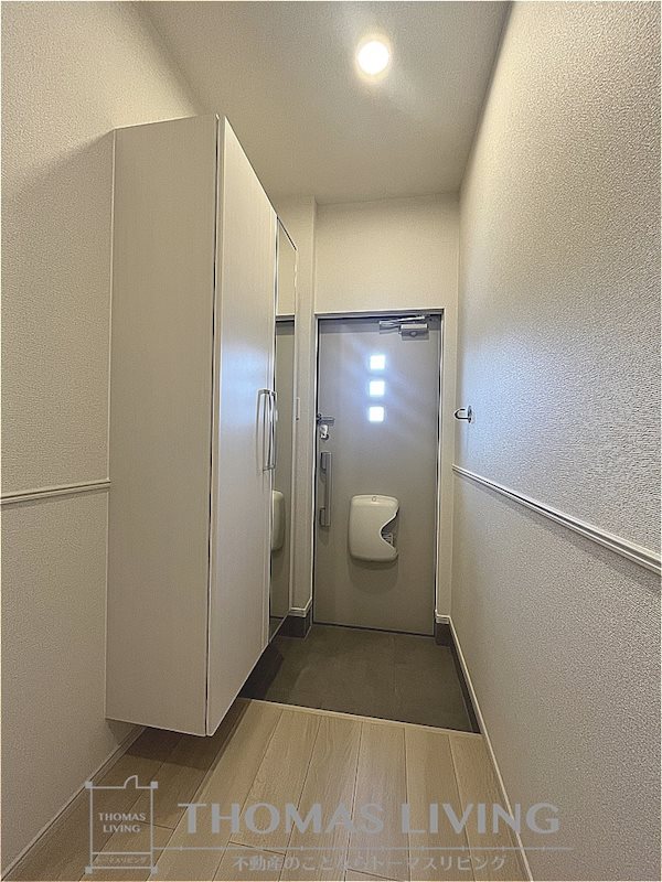 玄関　別物件の写真でご参考ください。