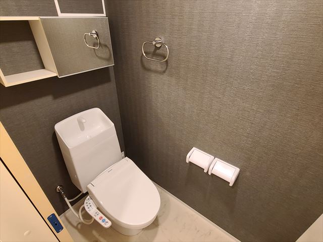 トイレ　温水洗浄便座付き！トイレの上の棚も便利です
