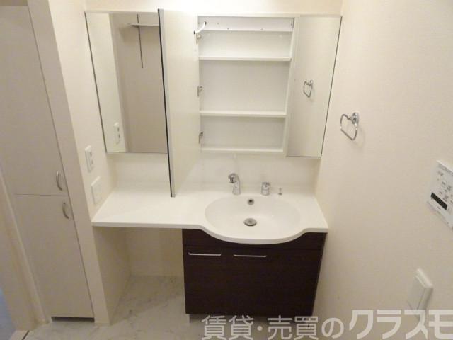 洗面設備　鏡の大きなシャンプードレッサー♪