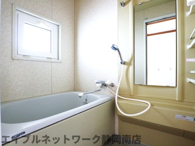バス・シャワールーム　落ち着いた空間のお風呂です