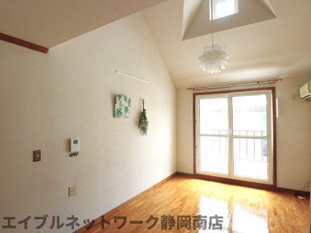 居室・リビング　こちらの居間で趣味の時間をお楽しみください
